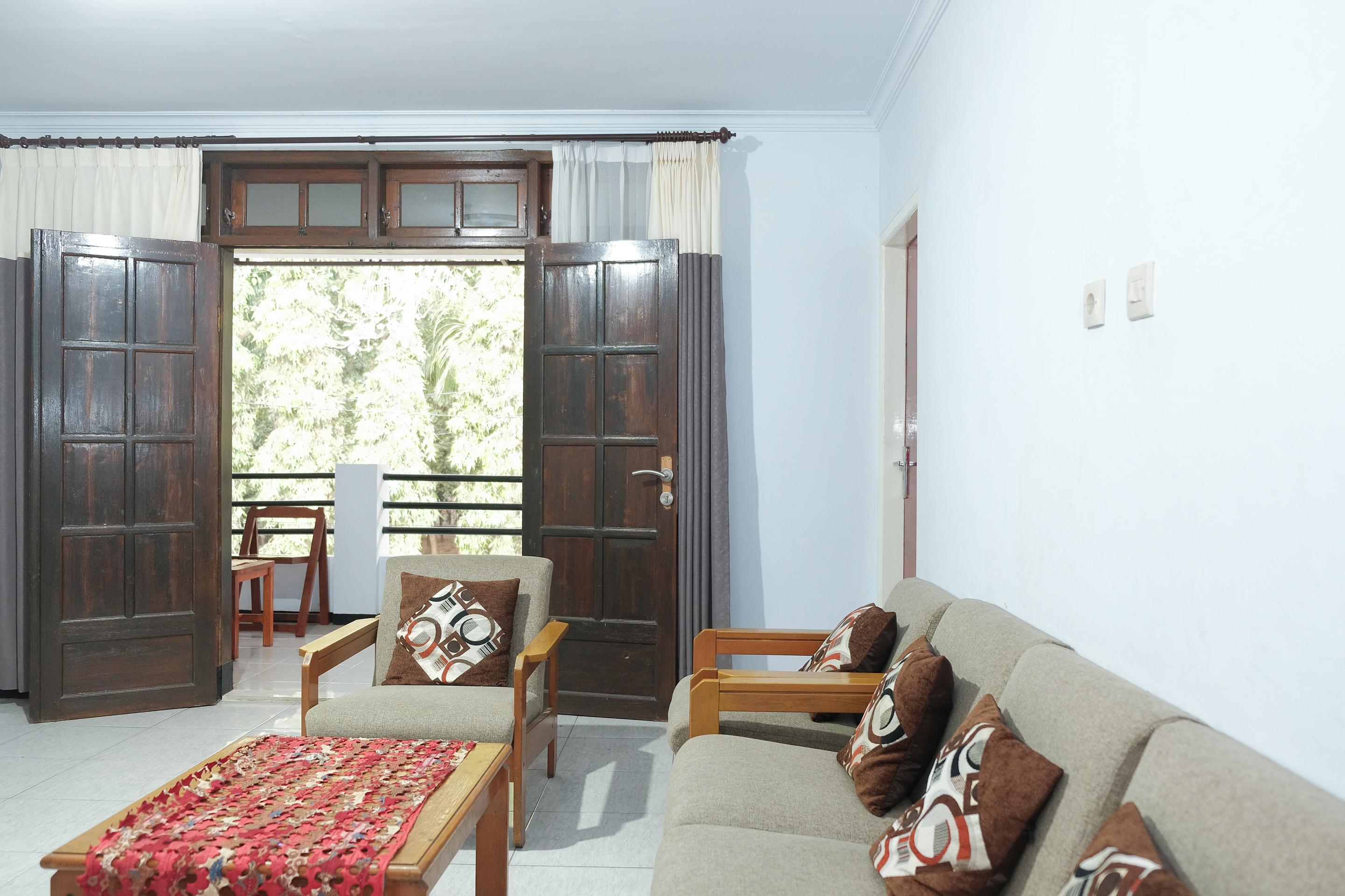 Oyo 1380 Velodrome Family House Syariah Hotel Malang Exterior photo