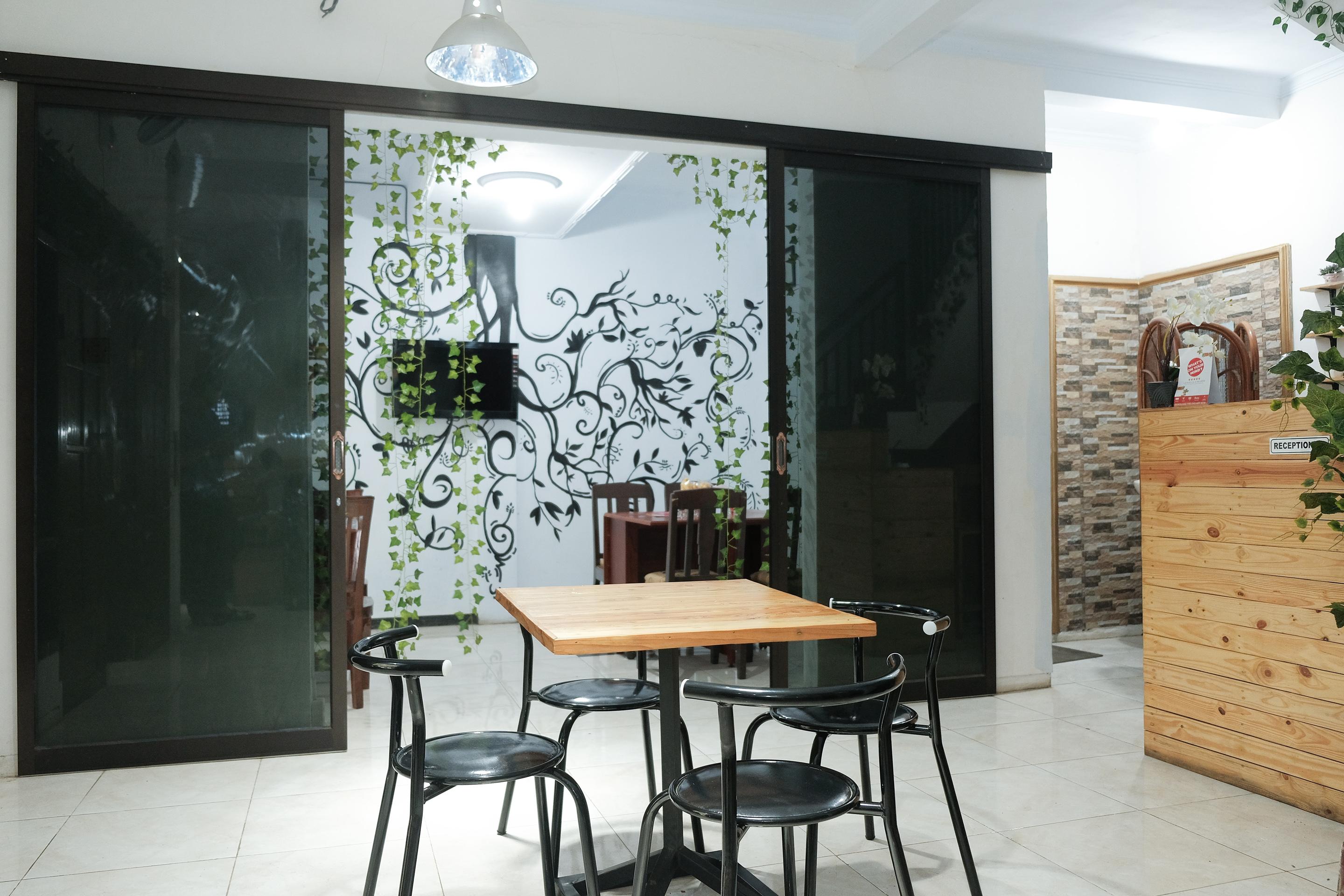 Oyo 1380 Velodrome Family House Syariah Hotel Malang Exterior photo