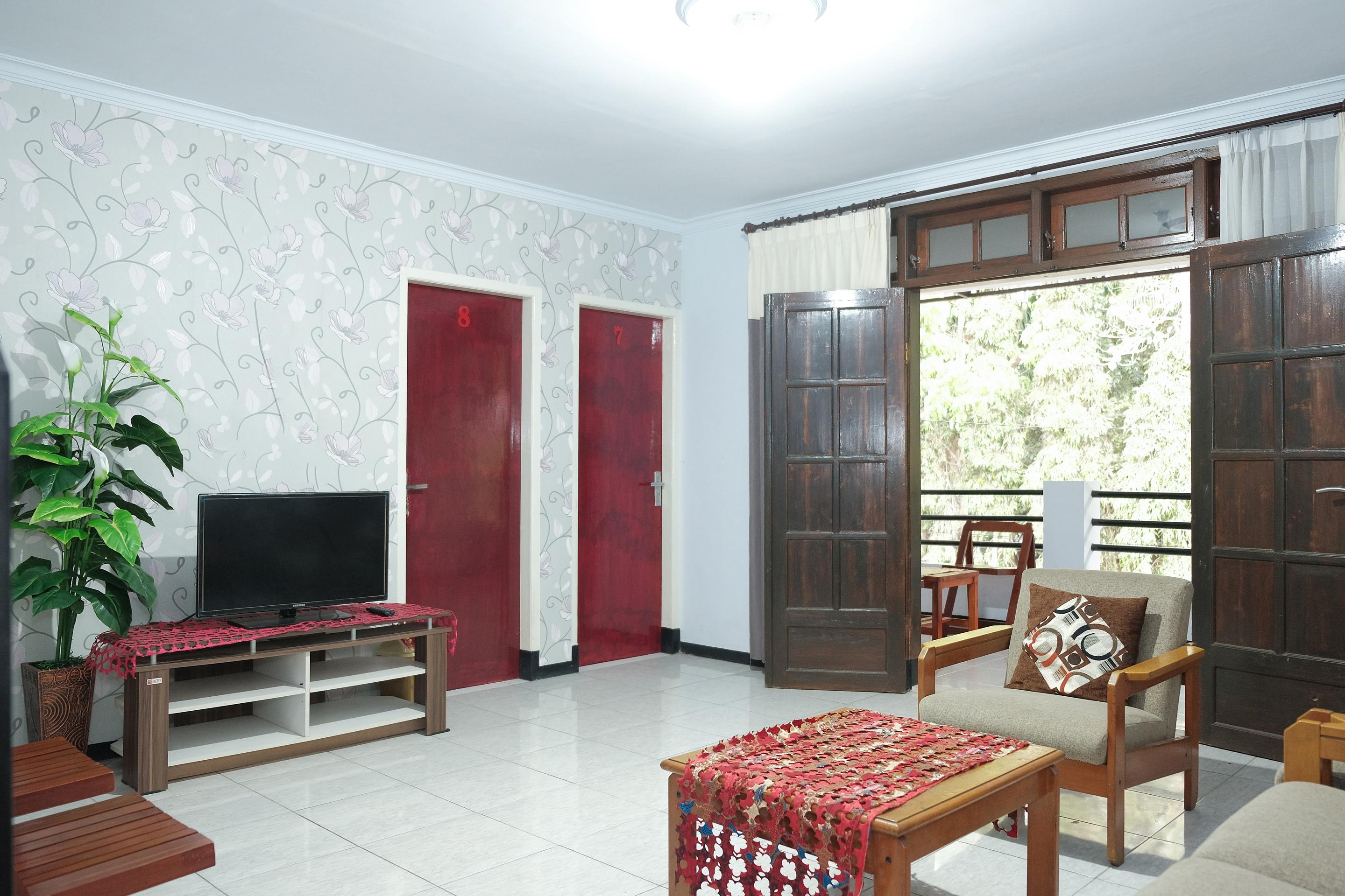 Oyo 1380 Velodrome Family House Syariah Hotel Malang Exterior photo