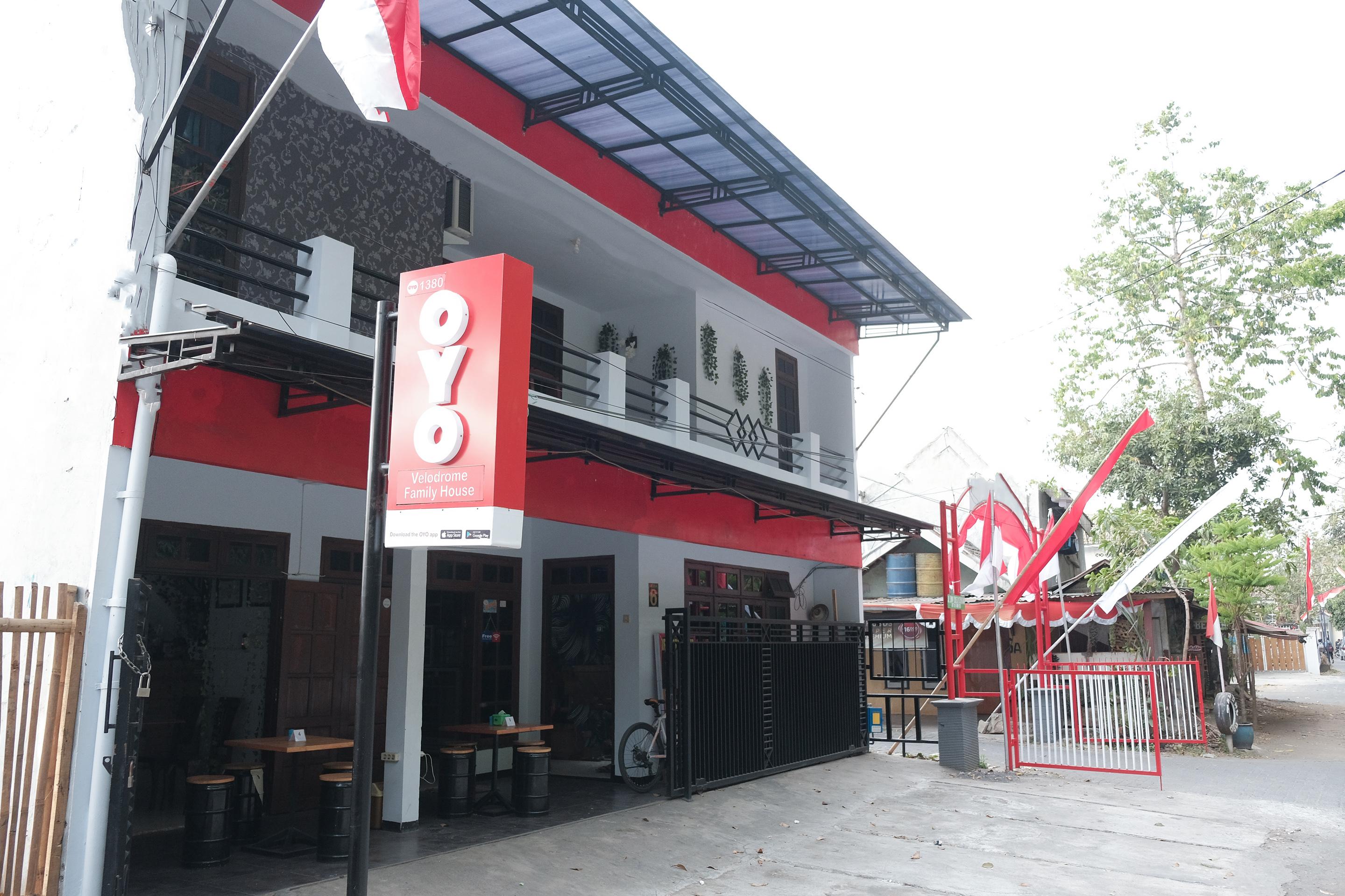 Oyo 1380 Velodrome Family House Syariah Hotel Malang Exterior photo