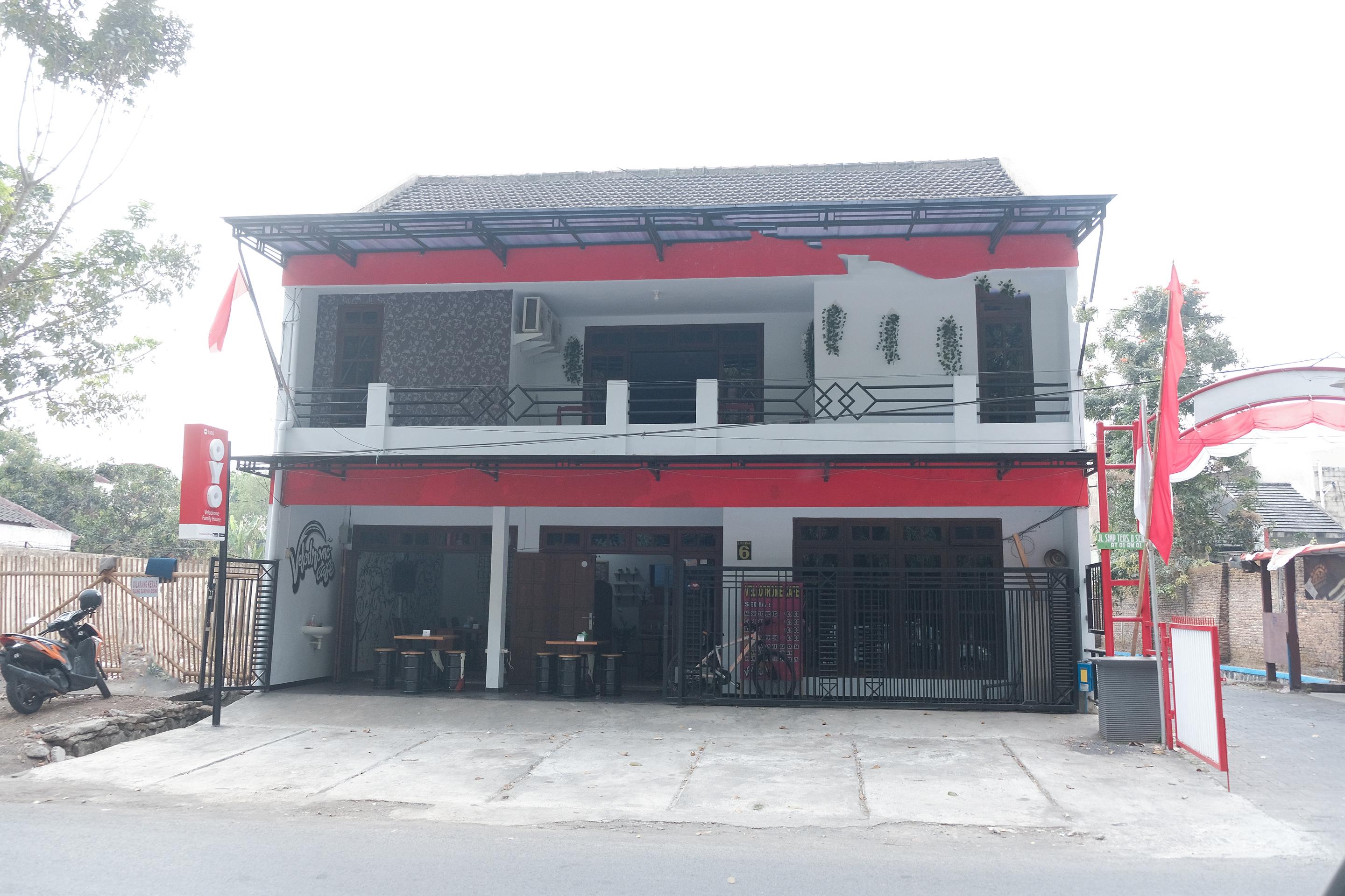 Oyo 1380 Velodrome Family House Syariah Hotel Malang Exterior photo