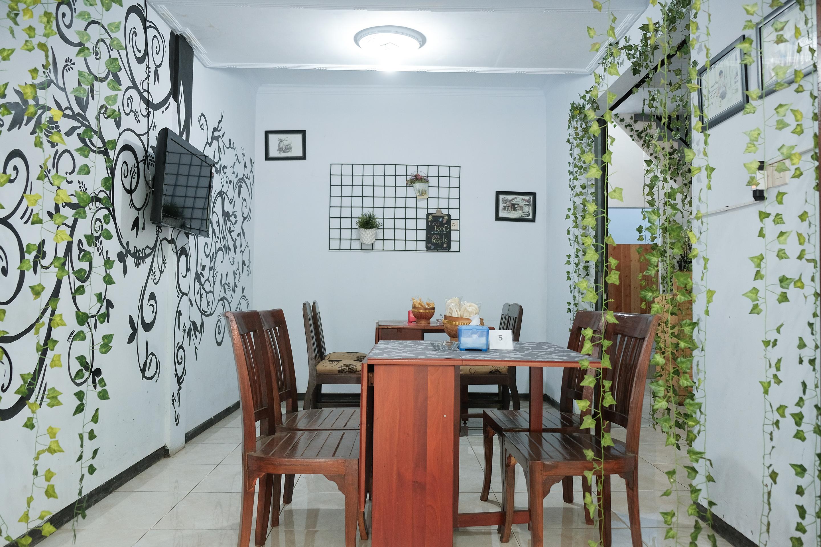 Oyo 1380 Velodrome Family House Syariah Hotel Malang Exterior photo