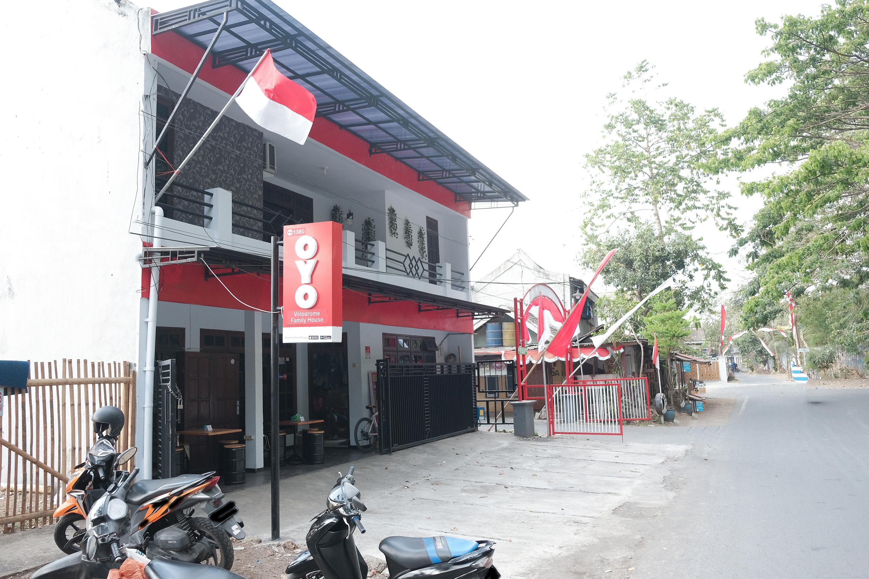 Oyo 1380 Velodrome Family House Syariah Hotel Malang Exterior photo