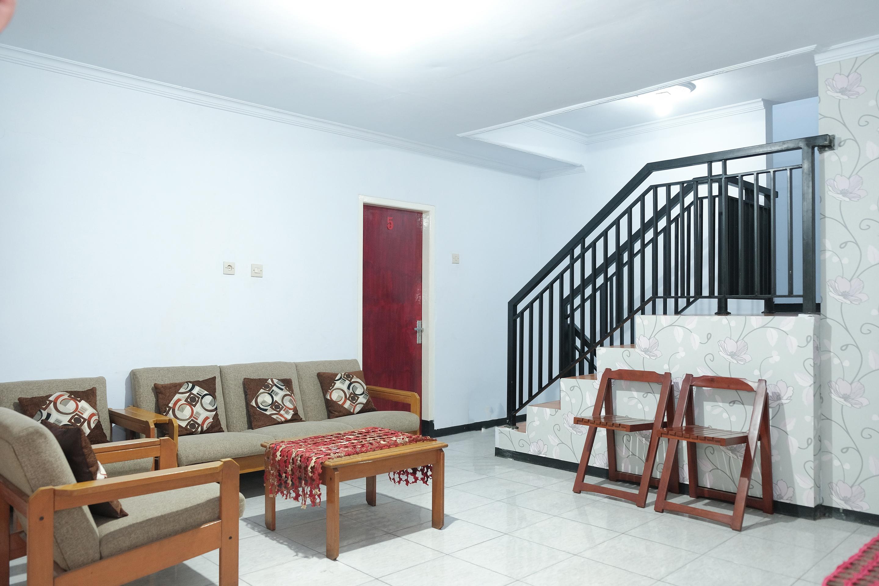 Oyo 1380 Velodrome Family House Syariah Hotel Malang Exterior photo