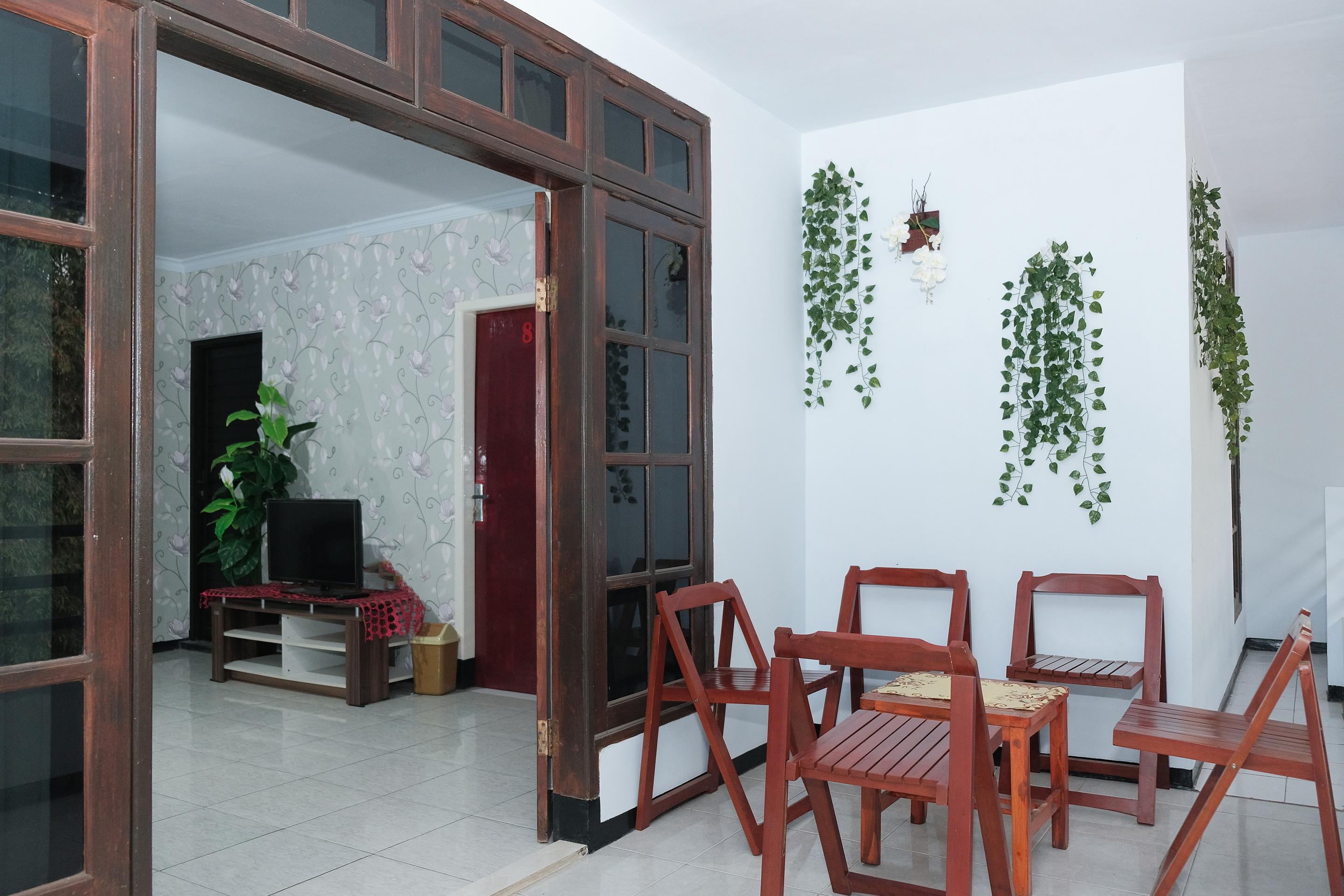 Oyo 1380 Velodrome Family House Syariah Hotel Malang Exterior photo